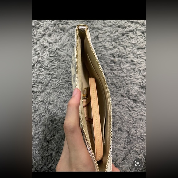 Louis Vuitton - Picture 4 of 10